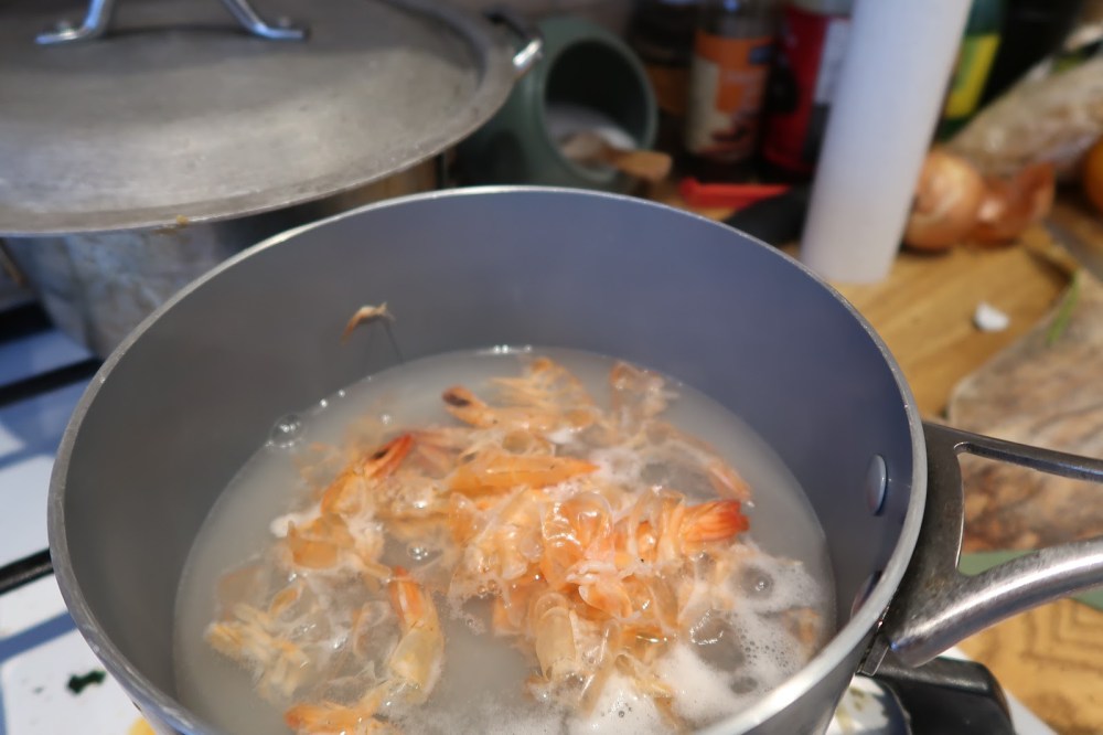 Boiling prawn shells