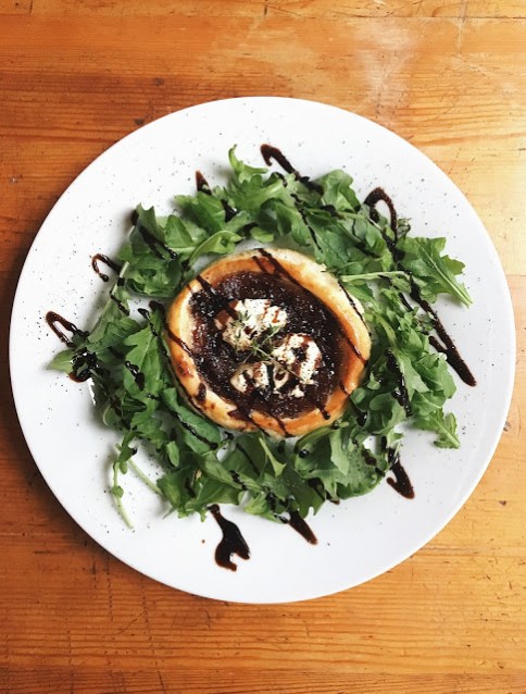 Goat's cheese and caramelised onion tartlet